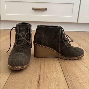 Toms Gray-Green Suede Wedge Boots